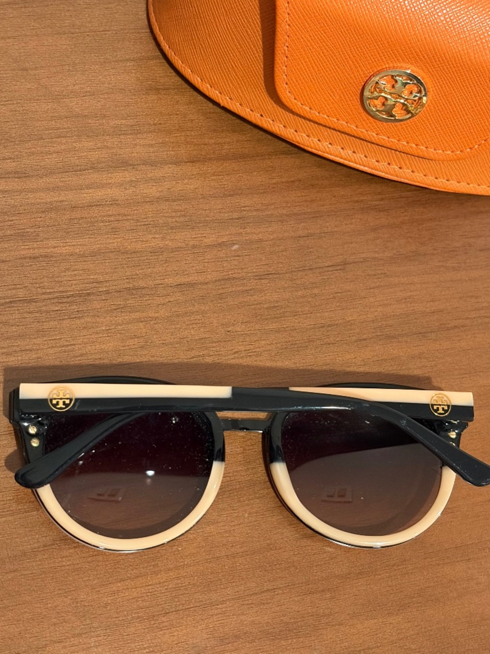 Tory Burch Panama TY7062 sunglasses in black and cream with signature case - Picture 5 of 11